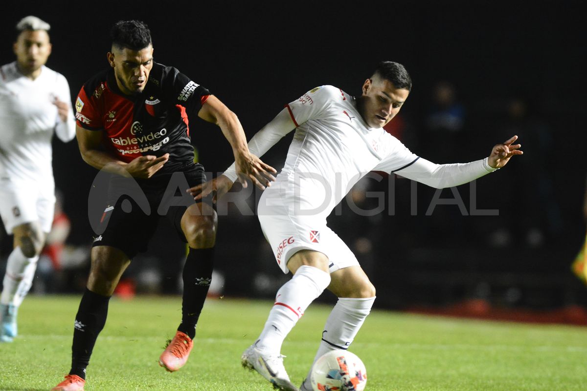 Rafael Delgado presiona a Alex Vigo.