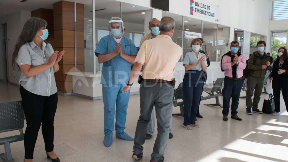 Con golpes de puños el doctor Francisco Villano saludó a cada uno de los trabajadores que lo sorprendieron con un emotivo recibimiento este lunes por la mañana en el efector. 