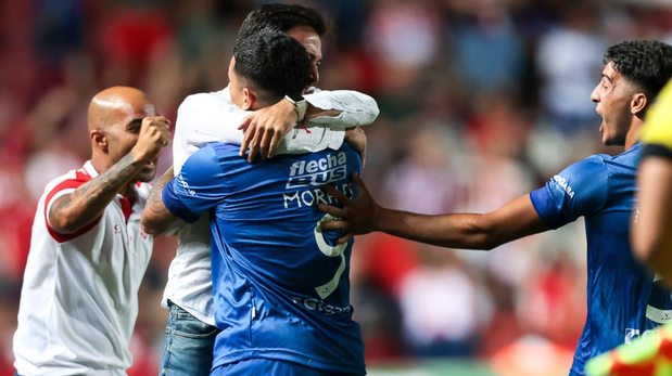 El festejo del gol de Gonzalo Morales dedicado a una persona: Para él.