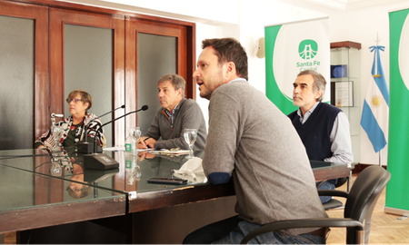 Las autoridades municipales dialogaron con representantes de la Cámara de la Construcción, la Uocra y los colegios que nuclean a profesionales. Posteriormente se hizo lo propio con referentes de la Unión Industrial de Santa Fe (UISF). Las autoridades municipales dialogaron con representantes de la Cámara de la Construcción, la Uocra y los colegios que nuclean a profesionales. Posteriormente se hizo lo propio con referentes de la Unión Industrial de Santa Fe (UISF).