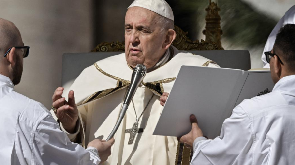 El Papa Francisco celebró la mañana de este domingo la denominada Misa de Pascua en el día de la Resurrección en la Plaza San Pedro.