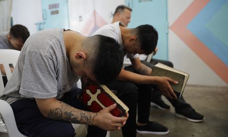 Entre la sobrepoblación carcelaria y las bandas narco, los religiosos dicen que son los que garantizan la paz dentro de las cárceles. Entre la sobrepoblación carcelaria y las bandas narco, los religiosos dicen que son los que garantizan la paz dentro de las cárceles.