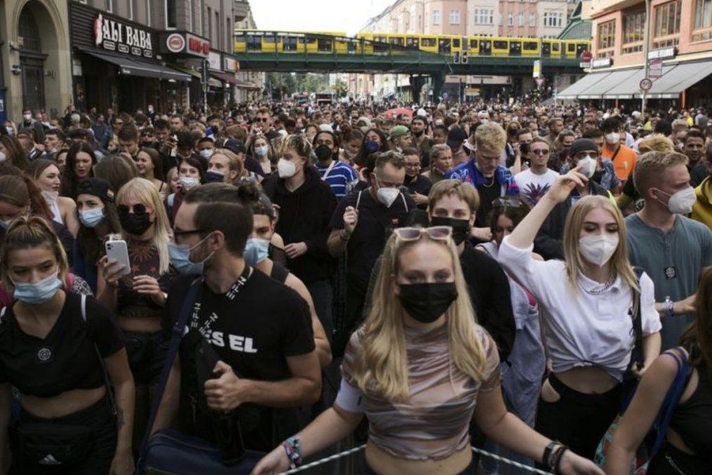 Miles de personas marcharon contra las restricciones en Alemania.&nbsp;