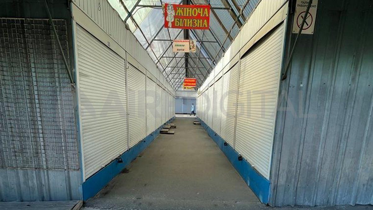Puestos cerrados en el mercado Darnitsa de Kiev.