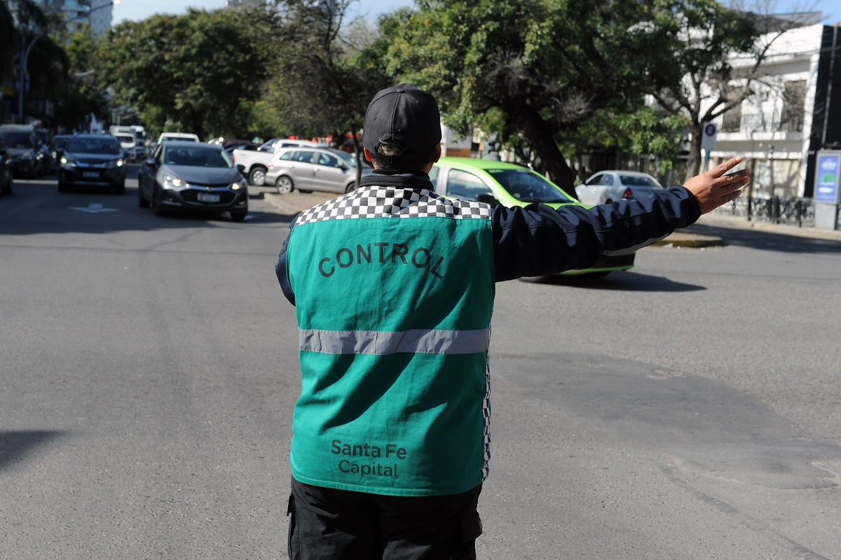 Este jueves 29, entre las 9 y las 12 hs, se realizará un repavimentado en la parada de colectivo de San Jerónimo y Santiago del Estero. Este jueves 29, entre las 9 y las 12 hs, se realizará un repavimentado en la parada de colectivo de San Jerónimo y Santiago del Estero.