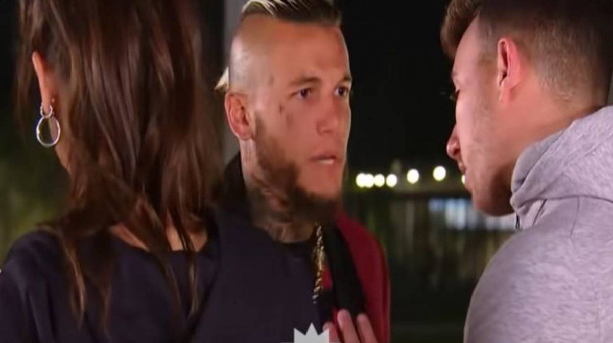 Alex encaró a Salwe pero el locutor huyó.