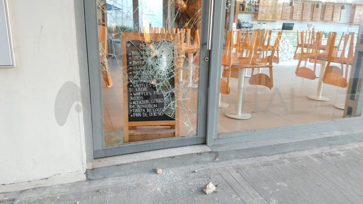 Para ingresar al local, el ladrón rompió el vidrio templado. 