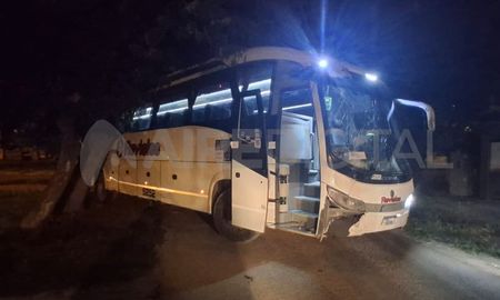 El ómnibus presenta varios daños tanto en parabrisas como en la chapa y paragolpes. El ómnibus presenta varios daños tanto en parabrisas como en la chapa y paragolpes.