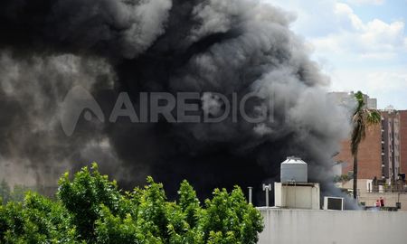 La dotación de bomberos controló en un principio el incendio, pero luego el cambio de viento generó complicaciones La dotación de bomberos controló en un principio el incendio, pero luego el cambio de viento generó complicaciones