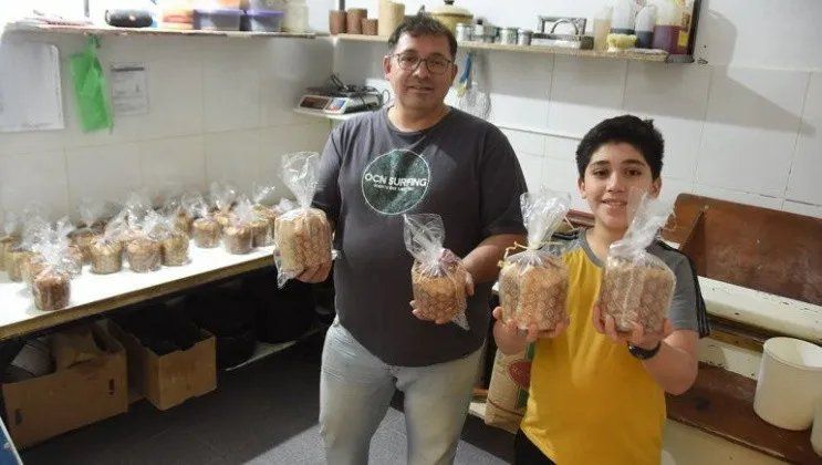 Jorge Alveal junto a su hijo, que lo ayudó en la elaboración (Gentileza LM Neuquén).