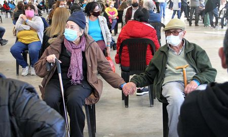 La imagen de los abuelos sentados y tomados amorosamente de la mano y arropados por causa del frío, recorrió las redes sociales de usuarios de Rosario y rápidamente se multiplicó en otras partes del país. La imagen de los abuelos sentados y tomados amorosamente de la mano y arropados por causa del frío, recorrió las redes sociales de usuarios de Rosario y rápidamente se multiplicó en otras partes del país.