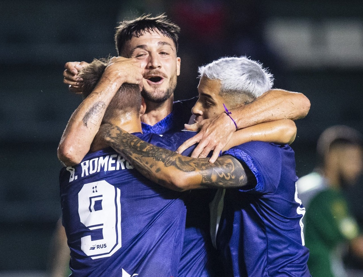 Vélez le ganó por 2 a 1 a Banfield con dos goles de Barian Romero y se prendió en lo más alto de la Zona A de la Copa de la Liga. Vélez le ganó por 2 a 1 a Banfield con dos goles de Barian Romero y se prendió en lo más alto de la Zona A de la Copa de la Liga.