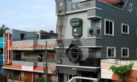 Un fotógrafo de la India construyó una casa en forma de cámara fotográfica. Un fotógrafo de la India construyó una casa en forma de cámara fotográfica.