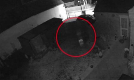 camara de seguridad grabo un fantasma en el patio de su casa camara de seguridad grabo un fantasma en el patio de su casa