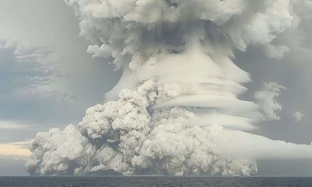 La erupción de un volcán provocó un tsunami que impactó en Tonga y generó alarma en todo el Pacífico. La erupción de un volcán provocó un tsunami que impactó en Tonga y generó alarma en todo el Pacífico.
