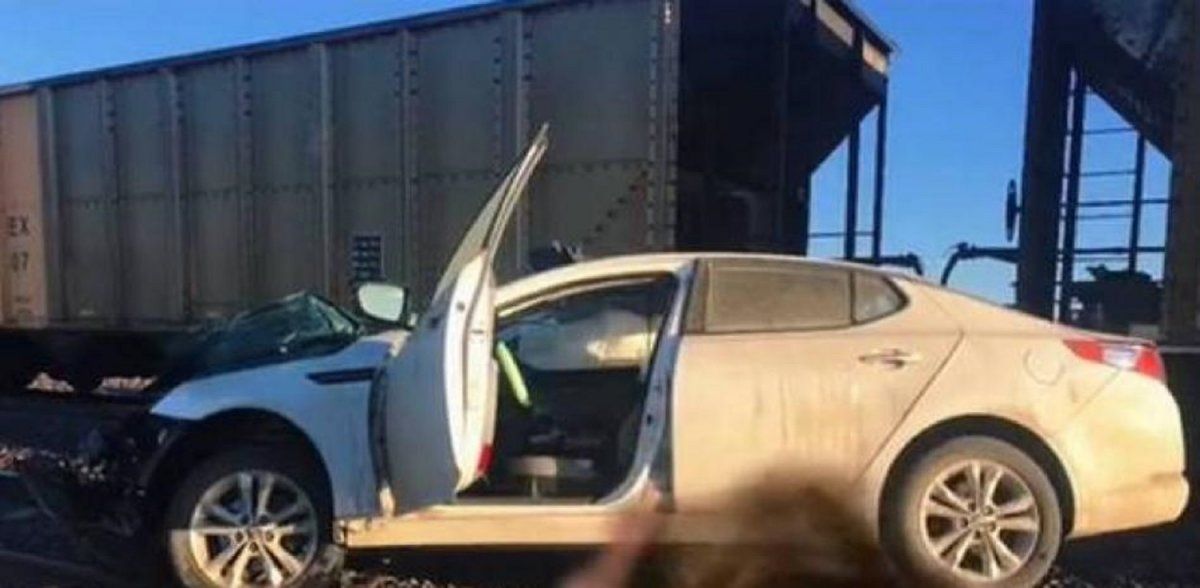 Una joven contó en un video viral cómo fue embestida por un tren y sobrevivió.