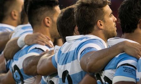 Como homenaje a Diego Maradona, Los Pumas salieron a la cancha con una improvisada cinta negra en el brazo que dejó gusto a poco, sobre todo teniendo en cuenta el despliegue de los All Blacks con camiseta incluida en honor al 10. Como homenaje a Diego Maradona, Los Pumas salieron a la cancha con una improvisada cinta negra en el brazo que dejó gusto a poco, sobre todo teniendo en cuenta el despliegue de los All Blacks con camiseta incluida en honor al 10.