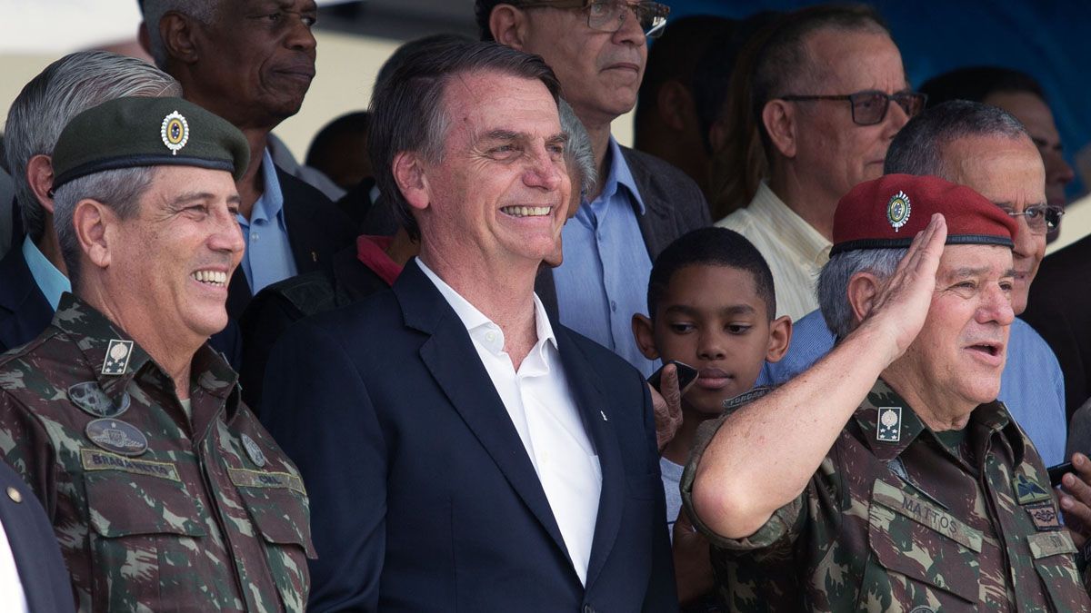 Jair Bolsonaro junto a varios militares en un acto en R&iacute;o de Janeiro en noviembre de 2018.&nbsp;