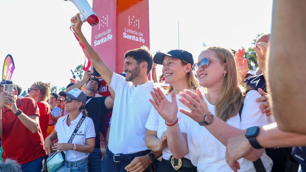 Maximiliano Pullaro participó de la largada y de la llegada en la Maratón Santa Fe-Coronda.