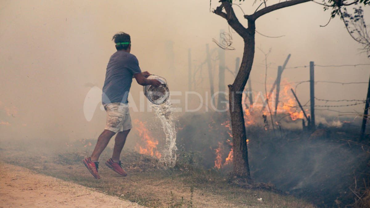Los vecinos intentaron apagar las llamas con baldes de agua.