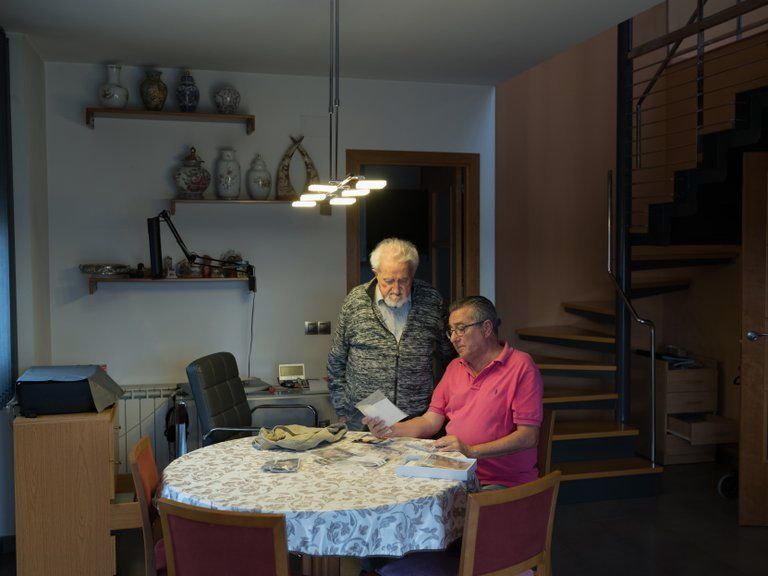 Andreu Canet junto a su hijo, en su casa de Cardedeu, España.