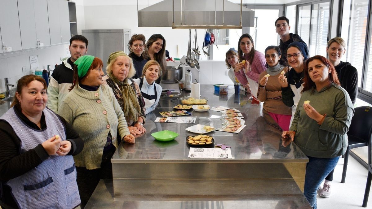 El objetivo de estos encuentros es dar a conocer a la población esta normativa con el objeto de sensibilizar acerca de la información nutricional de los alimentos y mejorar las elecciones de compra y consumo. El objetivo de estos encuentros es dar a conocer a la población esta normativa con el objeto de sensibilizar acerca de la información nutricional de los alimentos y mejorar las elecciones de compra y consumo.