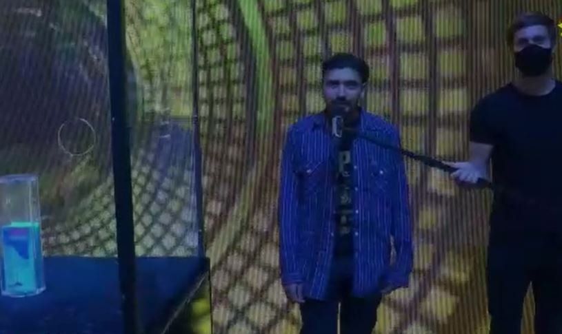 Nahuel Palombo intentó sacar la cápsula, pero no pudo.