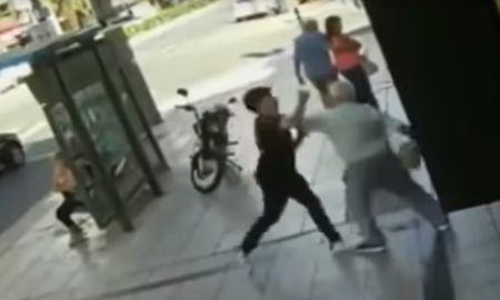 El video comienza mostrando a un joven que increpa a un anciano por razones desconocidas, en la ciudad de Rosario. El video comienza mostrando a un joven que increpa a un anciano por razones desconocidas, en la ciudad de Rosario.