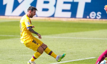 Lionel Messi instantes antes de marcar su primero de los dos goles que anotó frente al Deportivo Alavés por La Liga. Lionel Messi instantes antes de marcar su primero de los dos goles que anotó frente al Deportivo Alavés por La Liga.