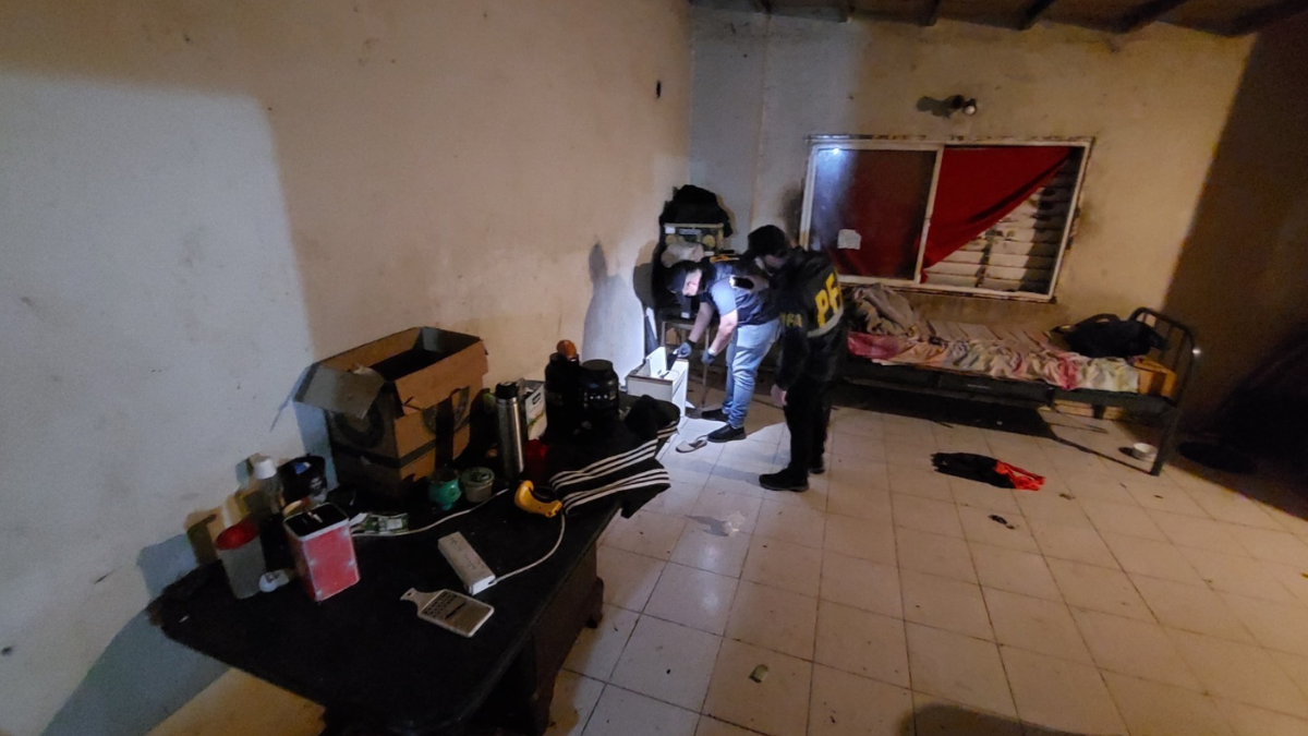 Se incautaron dos teléfonos celulares, uno de los cuales fue utilizado para efectuar la llamada intimidatoria al 911, además de otra documentación de interés para la causa. Se incautaron dos teléfonos celulares, uno de los cuales fue utilizado para efectuar la llamada intimidatoria al 911, además de otra documentación de interés para la causa.