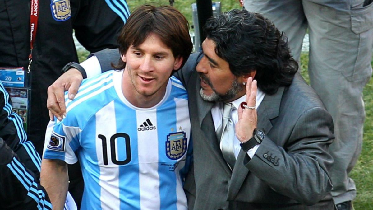 Diego Maradona junto a Messi.