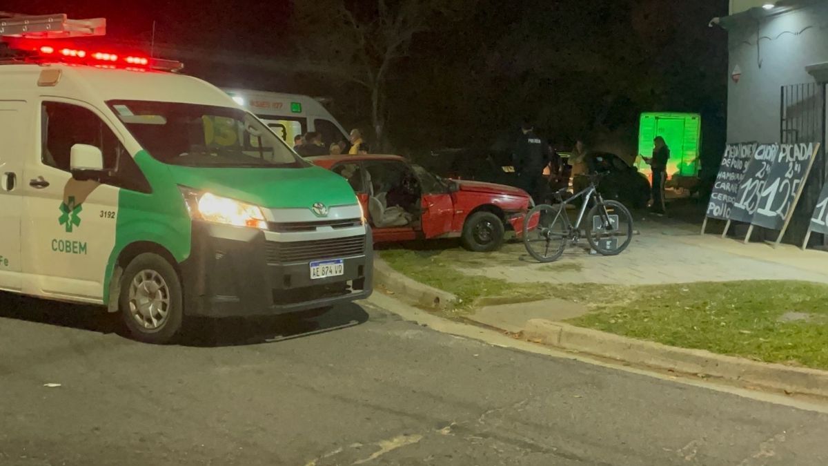 Un triple accidente de tránsito se produjo este sábado en la intersección de Salta y San José, en la ciudad de Santa Fe