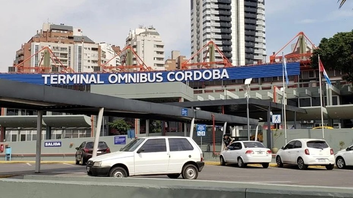 Un pasajero murió en pleno viaje de colectivo en Córdoba y nadie se dio cuenta hasta que llegaron a la terminal. Un pasajero murió en pleno viaje de colectivo en Córdoba y nadie se dio cuenta hasta que llegaron a la terminal.