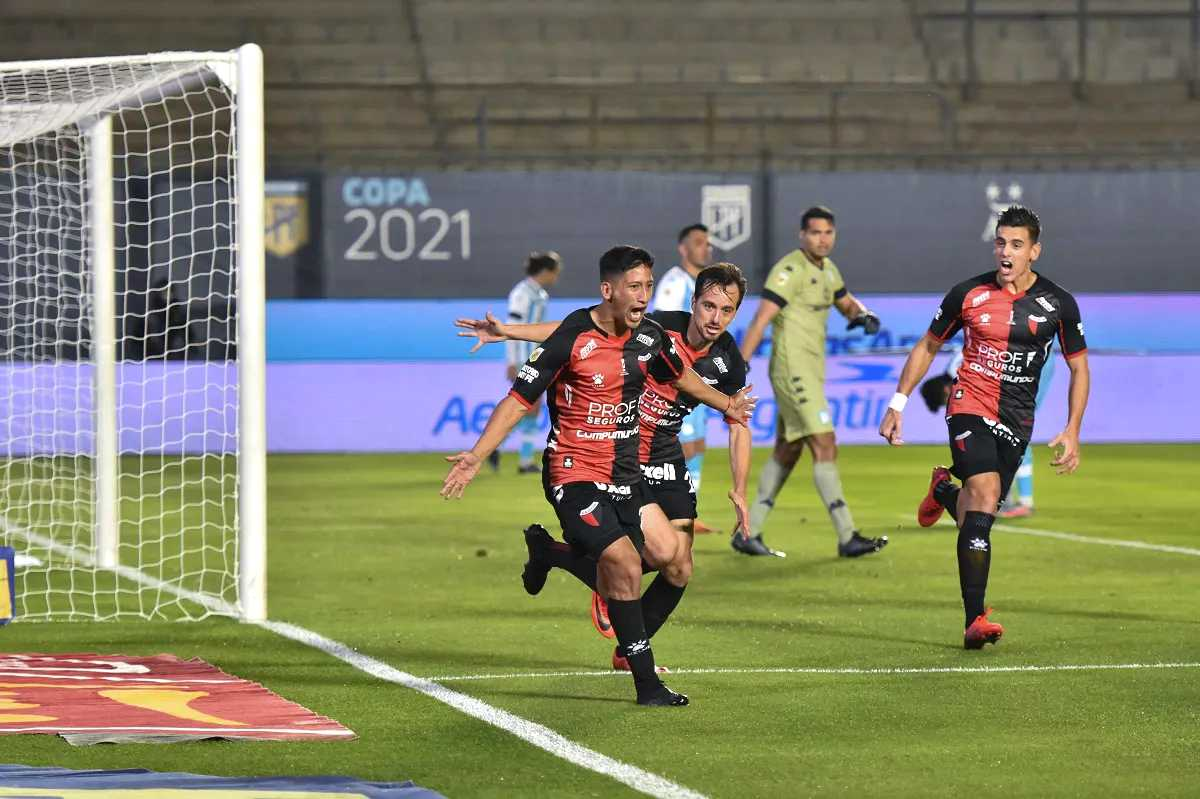 Rodrigo Aliendro festejando el gol en la final de la Copa de la Liga ante Racing.