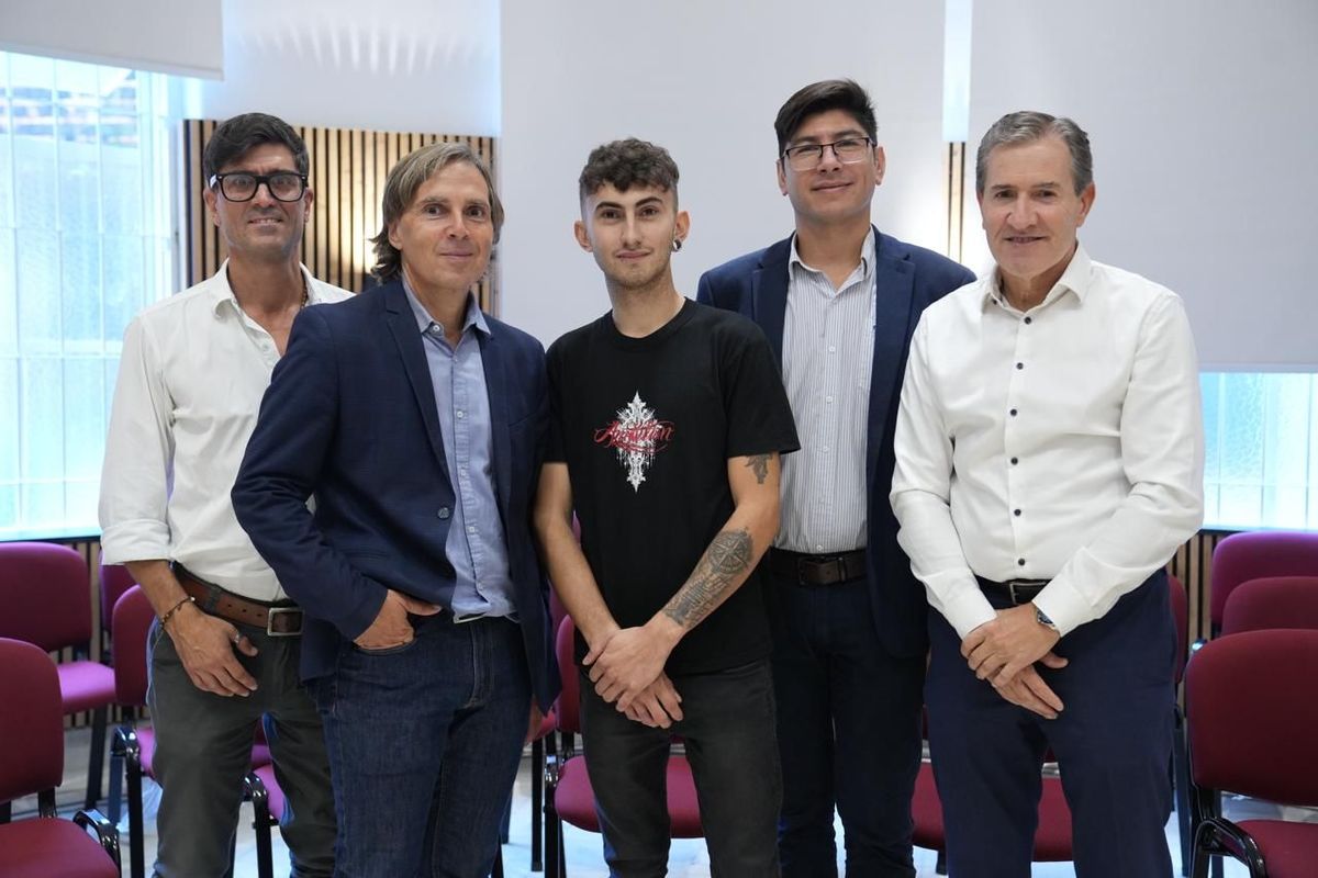 La intervenci&oacute;n se realiz&oacute; en un joven de 24 a&ntilde;os que hab&iacute;a sido operado en su infancia. El paciente fue evaluado de manera integral por el equipo interdisciplinario del consultorio de Cardiopat&iacute;as Cong&eacute;nitas del Adulto, donde se defini&oacute; la indicaci&oacute;n precisa para este tratamiento.