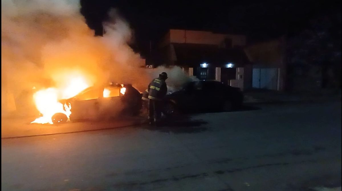 Ataque de quemacoches en barrio Roma: dos autos incendiados durante la medianoche