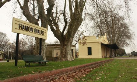 La estación de tren, pieza clave en la fundación de 1909, simboliza el auge ferroviario que dio vida a decenas de parajes en el interior bonaerense. La estación de tren, pieza clave en la fundación de 1909, simboliza el auge ferroviario que dio vida a decenas de parajes en el interior bonaerense.