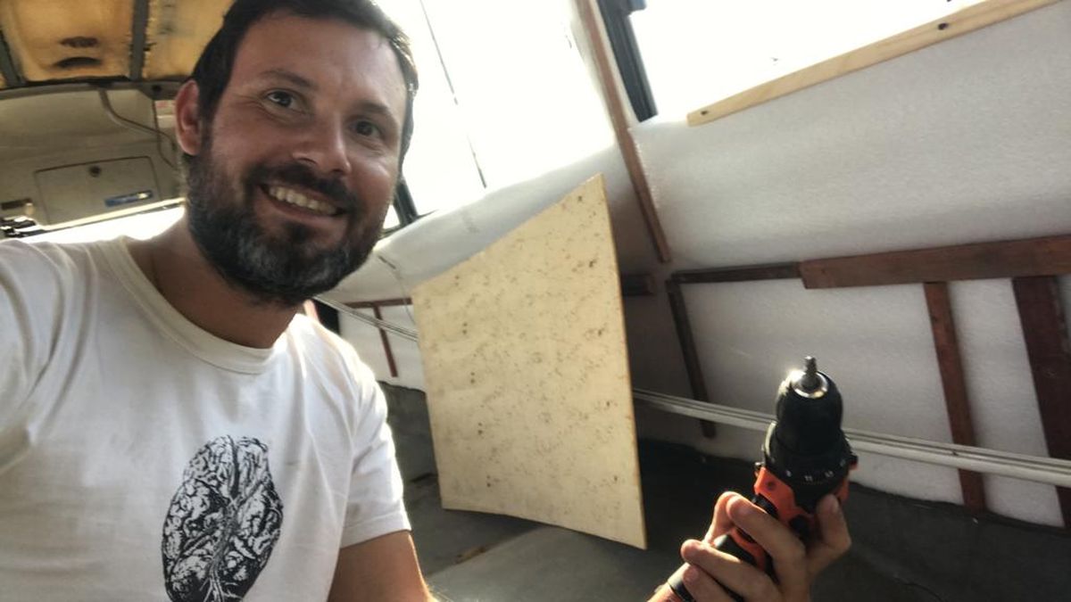 Gastón y la familia vienen trabajando desde hace tiempo para transformar un minibús en una verdadera casa móvil.