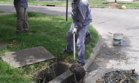 intensifican la limpieza en canales a cielo abierto para mejorar el drenaje de agua en las calles intensifican la limpieza en canales a cielo abierto para mejorar el drenaje de agua en las calles
