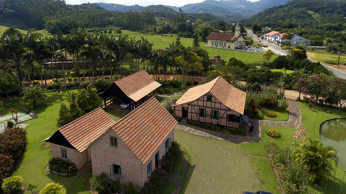 El estilo Enxaimel, técnica que utiliza encastres de madera sin metal, posiciona a Pomerode como un reservorio arquitectónico único que le valió el reconocimiento de la ONU como destino sostenible. El estilo Enxaimel, técnica que utiliza encastres de madera sin metal, posiciona a Pomerode como un reservorio arquitectónico único que le valió el reconocimiento de la ONU como destino sostenible.