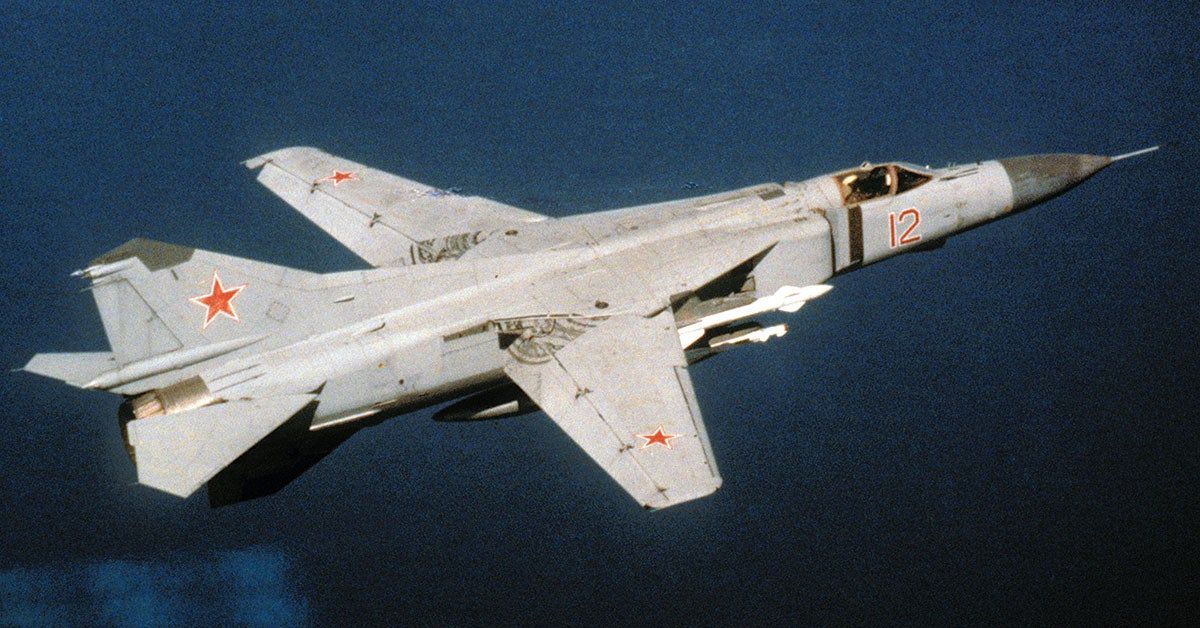 Con casi tres veces la envergadura y más de diez veces el peso del avión de Rust, los MiG-23 (foto) enviados a interceptarlo parecían gigantescos. “Pasó por mi lado izquierdo, tan cerca que pude ver al piloto sentado en la cabina y vi, por supuesto, la estrella roja del ala de la nave Con casi tres veces la envergadura y más de diez veces el peso del avión de Rust, los MiG-23 (foto) enviados a interceptarlo parecían gigantescos. “Pasó por mi lado izquierdo, tan cerca que pude ver al piloto sentado en la cabina y vi, por supuesto, la estrella roja del ala de la nave