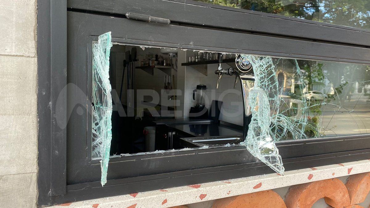 Los delincuentes rompieron una ventana para lograr ingresar.&nbsp;