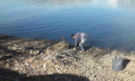 Pidió ayuda a sus vecinos para limpiar un lago, nadie lo ayudó y lo hizo solo Pidió ayuda a sus vecinos para limpiar un lago, nadie lo ayudó y lo hizo solo
