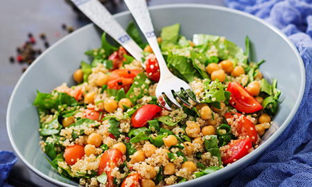 Ensalada de quinoa, garbanzos y brócoli. Ensalada de quinoa, garbanzos y brócoli.