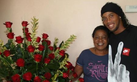 Ronaldinho informó que su madre tiene coronavirus y que está en estado crítico. Ronaldinho informó que su madre tiene coronavirus y que está en estado crítico.