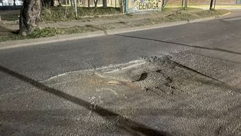 Así es el estado actual de la carpeta asfáltica en Avenida Juan José Paso a metro de calle Urquiza.