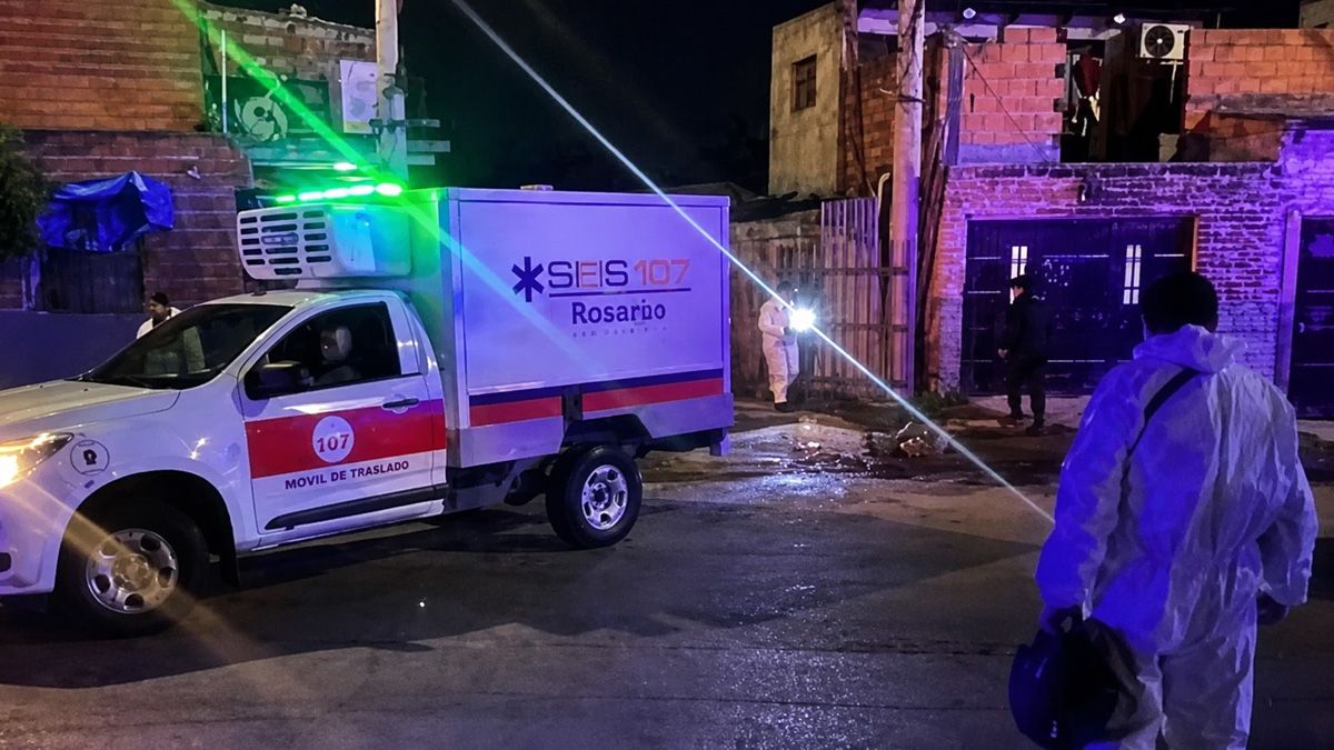 El ataque armado ocurrió durante la noche del jueves en la zona sudoeste de Rosario. Imagen intervenida con inteligencia artificial. El ataque armado ocurrió durante la noche del jueves en la zona sudoeste de Rosario. Imagen intervenida con inteligencia artificial.
