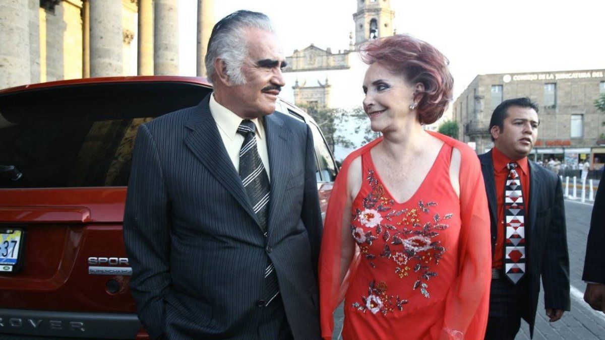 Doña Cuquita rompe el silencio en el último adiós a Vicente Fernández