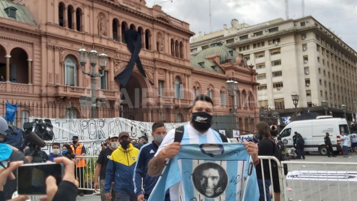 Emoción y llanto en la despedida de Diego Maradona.