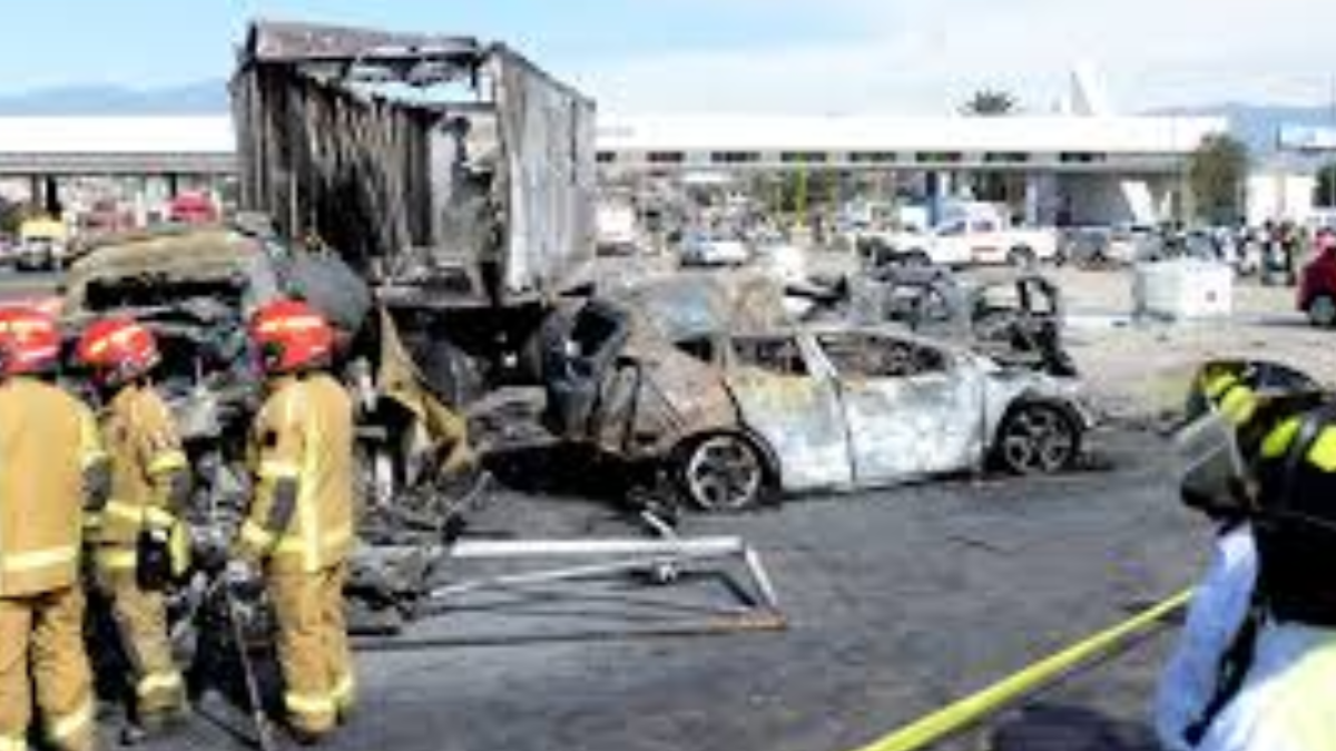 Un camión intentó adelantar, invadió el carril contrario y chocó de frente contra un colectivo en Puebla, México. El accidente dejó 21 muertos y varios heridos.